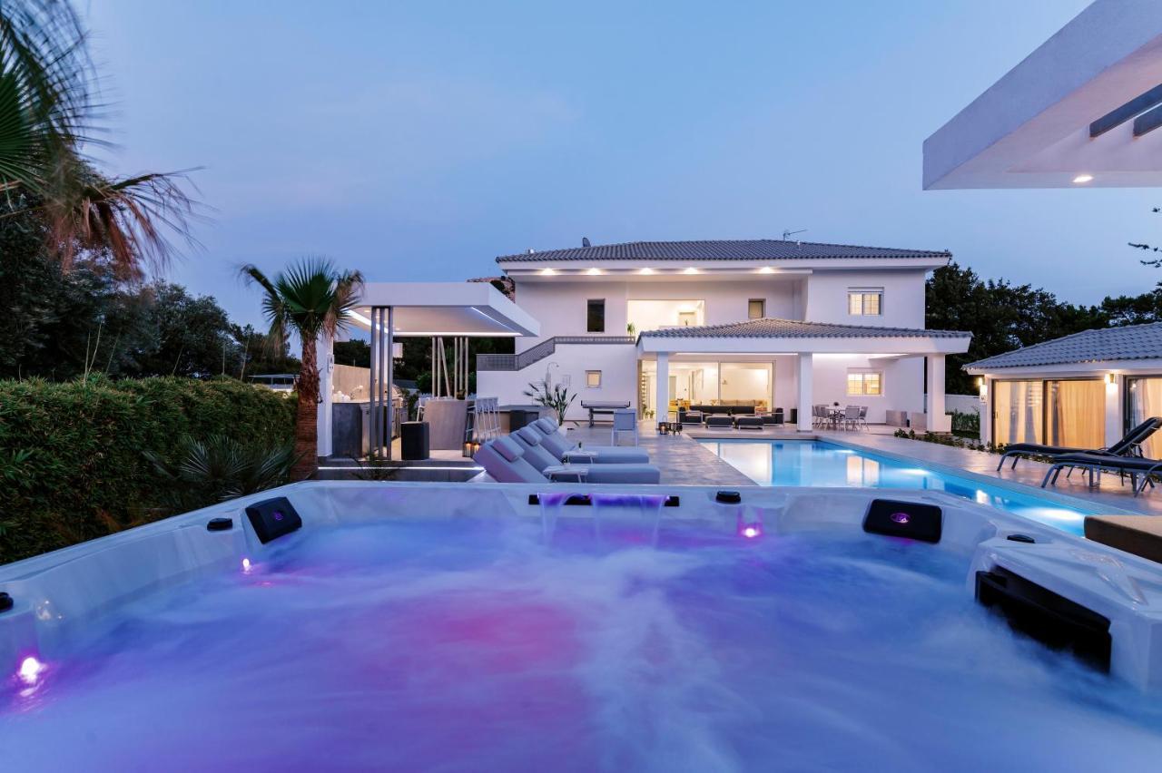 M Mansion Villa Pefki  Bagian luar foto